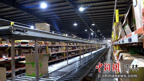 隆馬特改造升級(jí)后極大提升商品分配效率 延吉市委宣傳部/供圖 隆馬特改造升級(jí)后極大提升商品分配效率 延吉市委宣傳部/供圖