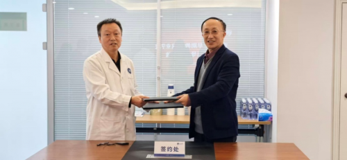閆立安(右)代表學校與醫(yī)院相關(guān)負責人簽約 閆立安(右)代表學校與醫(yī)院相關(guān)負責人簽約